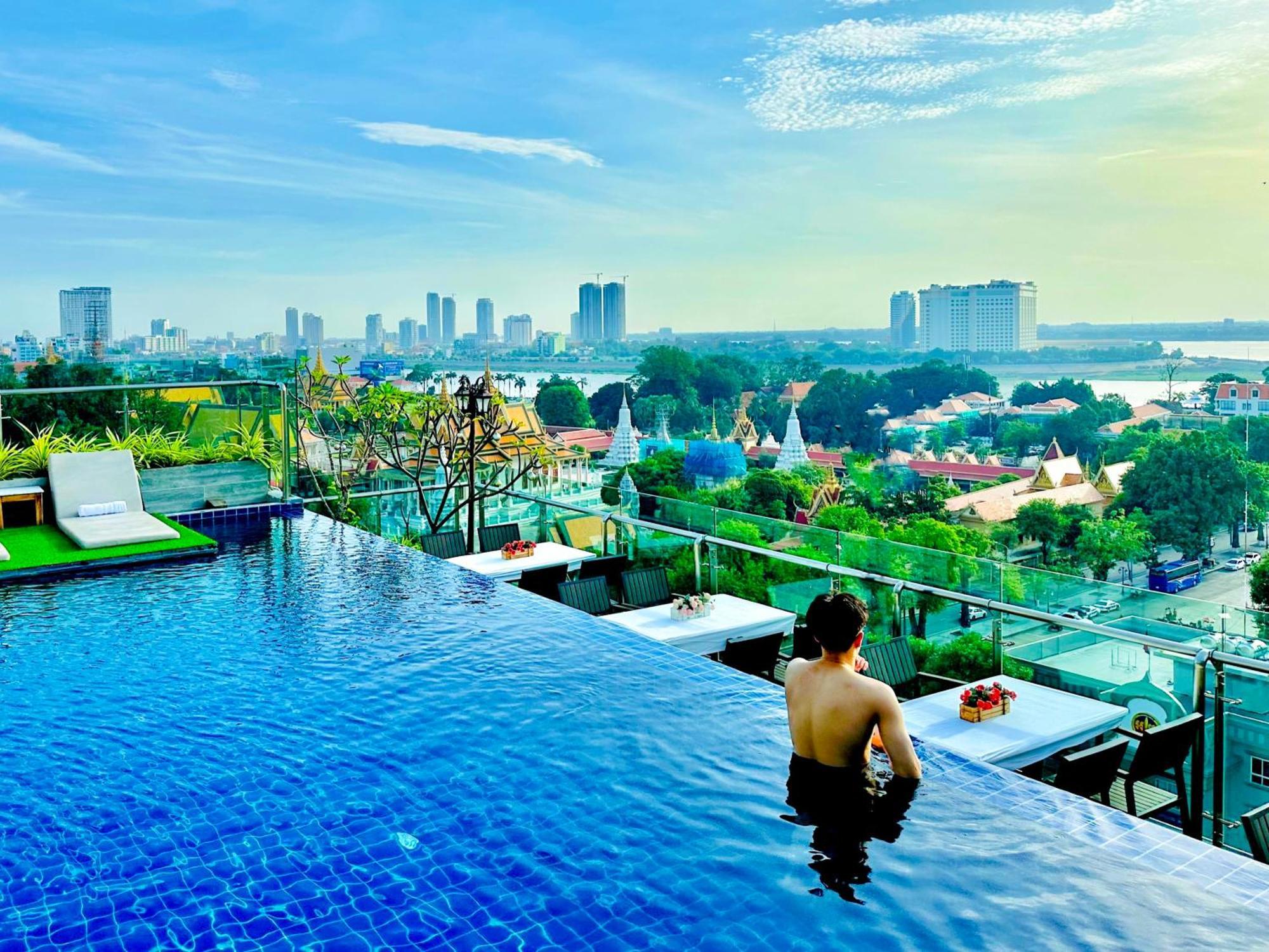 Le Botum Hotel Phnom Penh Exterior photo